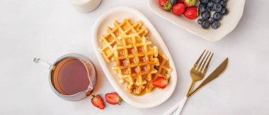 Böğürtlenli lezzetli waffle tabağı ve beyaz arka planda akçaağaç pekmezi.