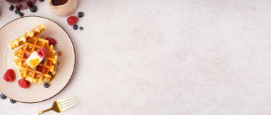 Böğürtlenli lezzetli waffle tabağı ve beyaz arka planda akçaağaç pekmezi.