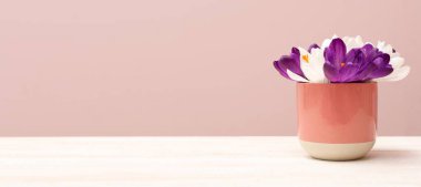 Masada güzel timsahlar olan bir fincan. Tasarım için pankart