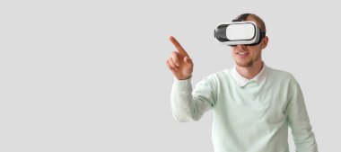 Açık arkaplanda VR gözlük ve metin için boşluk kullanan genç adam