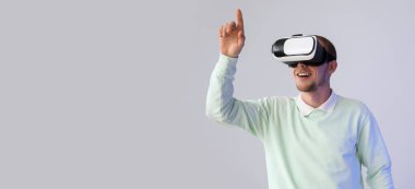 Açık arkaplanda VR gözlük ve metin için boşluk kullanan genç adam