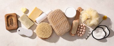 Hafif arka planda kozmetik ürünleri ve banyo malzemeleriyle kompozisyon