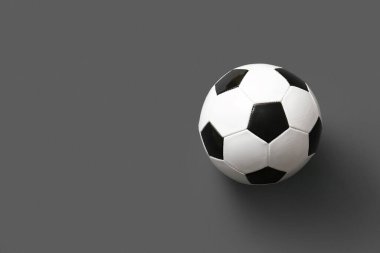 Gri arkaplanda futbol topu
