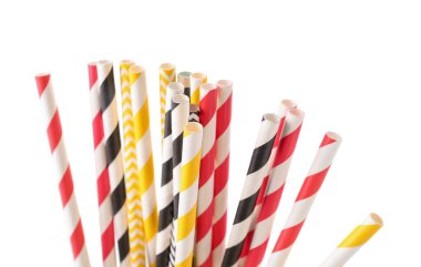 Beyaz arka planda farklı kağıt içme çubukları