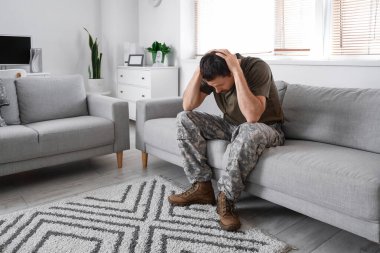 Psikologun ofisinde oturan erkek asker.