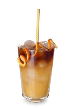 Beyaz arka planda izole edilmiş bir bardak lezzetli turuncu espresso.