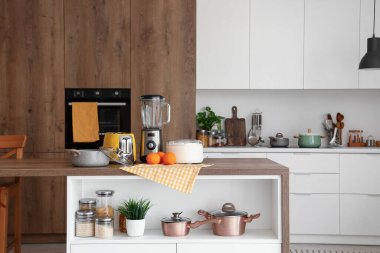 Blender, tost makinesi, meyve sıkacağı, portakal ve mutfak masasındaki ahşap tencere.