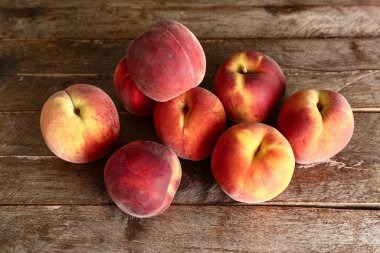 Tahta masada bir sürü tatlı şeftali