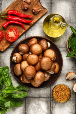 Taze mantarlı tabak ve gri kaplamalı farklı baharatlar.