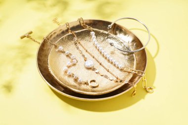 Sarı arka planda farklı stil bilezikleri olan plakalar.