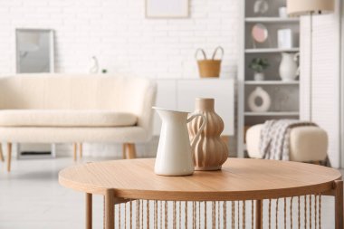 Oturma odasında dekor olan ahşap bir sehpa.