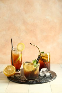 Masada bir bardak soğuk Long Island buzlu çayı