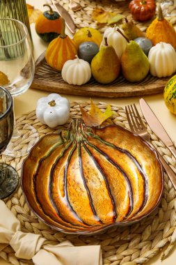 Mumlar ve bej arka planda sonbahar dekoru olan şık masa ayarları