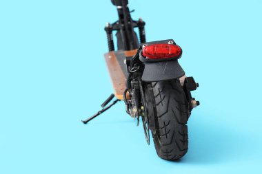 Modern elektrikli scooter mavi arka planda, yakın plan