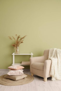 Oturma odasında rahat koltuk ve yumuşak yastıklar.