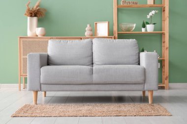 Oturma odasında halı olan yumuşak bir kanepe.