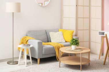 Kanepesi ve kahve masası olan bir oturma odası.