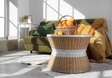 Oturma odasındaki kanepenin yanındaki sehpanın üzerinde nargile var.