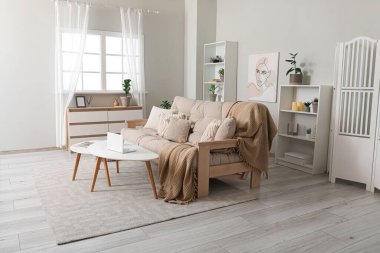 Çekmeceleri, kanepesi ve sehpası olan modern oturma odasının içinde.