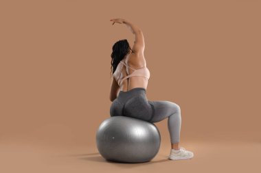 Kadın vücut geliştirici eğitimi kahverengi arka plan, arka plan