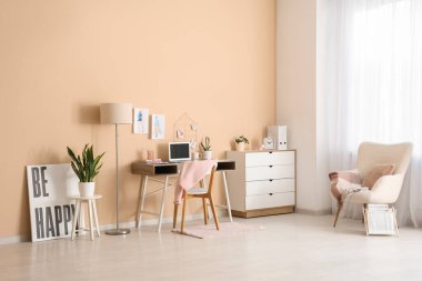 Çalışma yeri, lambası ve koltuğu olan bir moda tasarımcısı ofisi.