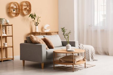 Rahat kanepe ve bambu saplı oturma odasının şık bir iç mekanı.