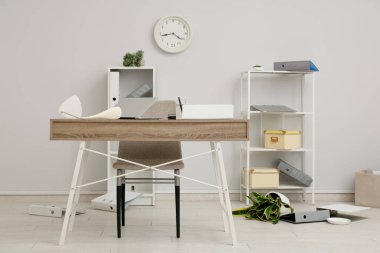 Depremden sonra dağınık çalışma alanı ve dağınık eşyaları olan ışık ofisinin içi.