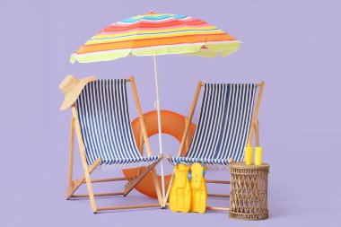 Çizgili iskemle, şemsiye, şişirilebilir yüzük ve eflatun arka planda paletler.