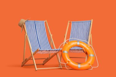 Çizgili sandalyeler, turuncu arka planda şapka ve can simidi.