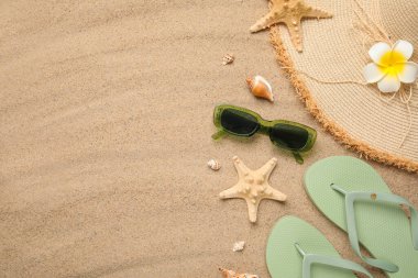 Arka planda deniz yıldızları, deniz yıldızları ve kumsal aksesuarları olan yaz kompozisyonu