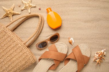 Arka planda çiçek, deniz yıldızı ve kumsal aksesuarları olan yaz kompozisyonu, yakın plan