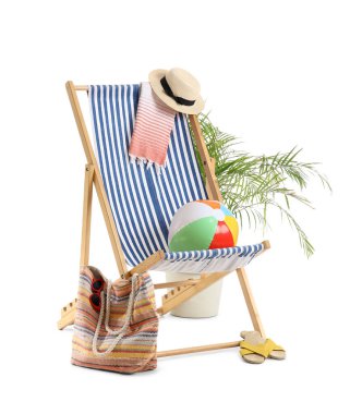 Plaj aksesuarları ve beyaz arka planda izole edilmiş oyuncak topu olan çizgili iskemle.