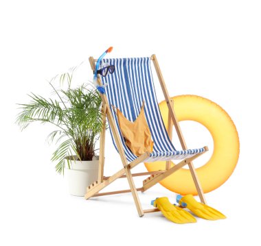 Plaj aksesuarları ve beyaz arka planda izole edilmiş mayolu çizgili iskemle.