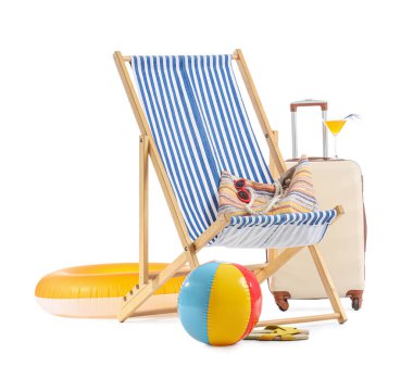 Bavul, güverte sandalyesi, oyuncak top ve beyaz arka planda izole plaj aksesuarları.