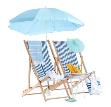 Şemsiyeli çizgili şezlonglar ve beyaz arka planda izole edilmiş kokteyl bardakları olan masa.