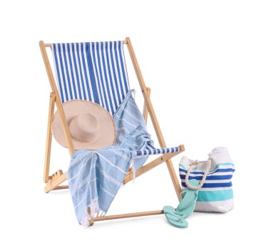 Güverte sandalyesi ve plaj aksesuarları beyaz arka planda izole edilmiş.