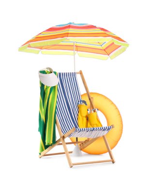 Beyaz arka planda şemsiyeli ve plaj aksesuarlı çizgili sandalye.