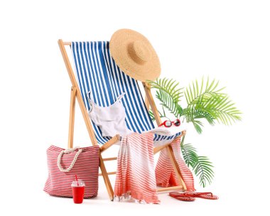 Çizgili iskemle, mayo, plaj aksesuarları ve beyaz arka planda izole edilmiş meyve suyu dolu plastik bardak.