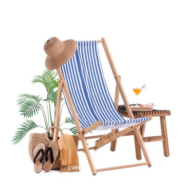 Ev bitkisi, güverte sandalyesi ve beyaz arka planda izole edilmiş plaj aksesuarları.