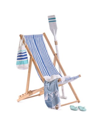 Kürek, çizgili iskemle ve beyaz arka planda izole edilmiş plaj aksesuarları.