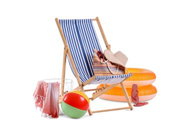 Oyuncak top, çizgili iskemle ve beyaz arka planda izole edilmiş plaj aksesuarları.