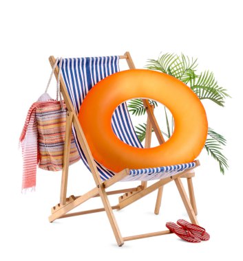 Ev bitkisi, güverte sandalyesi ve beyaz arka planda izole edilmiş plaj aksesuarları.