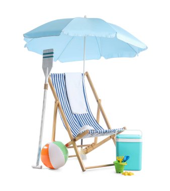 Buzdolabı, çizgili iskemle, kürek, şemsiye ve beyaz arka planda izole plaj aksesuarları.
