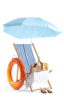 Beyaz arka planda izole edilmiş çizgili güverte sandalyesi, şemsiye ve plaj aksesuarları