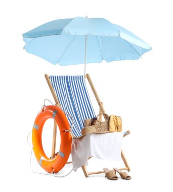 Beyaz arka planda izole edilmiş çizgili güverte sandalyesi, şemsiye ve plaj aksesuarları