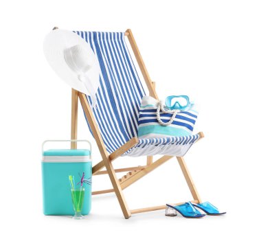 Buzdolabı, çizgili iskemle, bir bardak kokteyl ve beyaz arka planda izole edilmiş plaj aksesuarları.