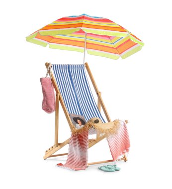 Beyaz arka planda izole edilmiş çizgili güverte sandalyesi, şemsiye ve plaj aksesuarları