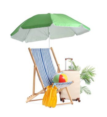 Çizgili sandalye, bavul, şemsiye ve beyaz arka planda izole edilmiş plaj aksesuarları.