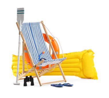 Kürek, çizgili iskemle, dürbün ve beyaz arka planda izole edilmiş plaj aksesuarları.
