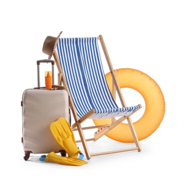 Bavul, güverte sandalyesi ve beyaz arka planda izole edilmiş plaj aksesuarları.
